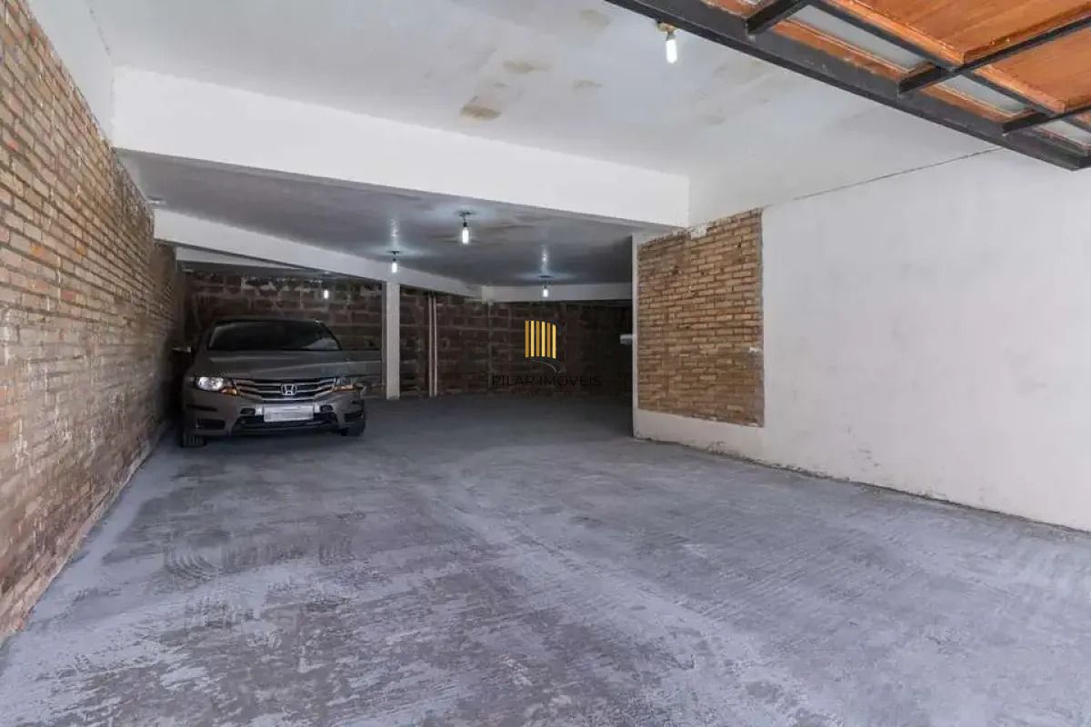 Casa térrea com 5 dormitórios, 2 suítes, 3 vagas.