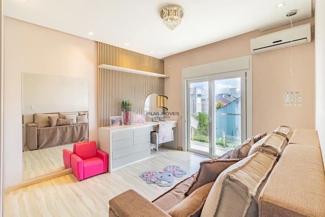 Casa térrea com 3 dormitórios, suíte e 2 vagas.