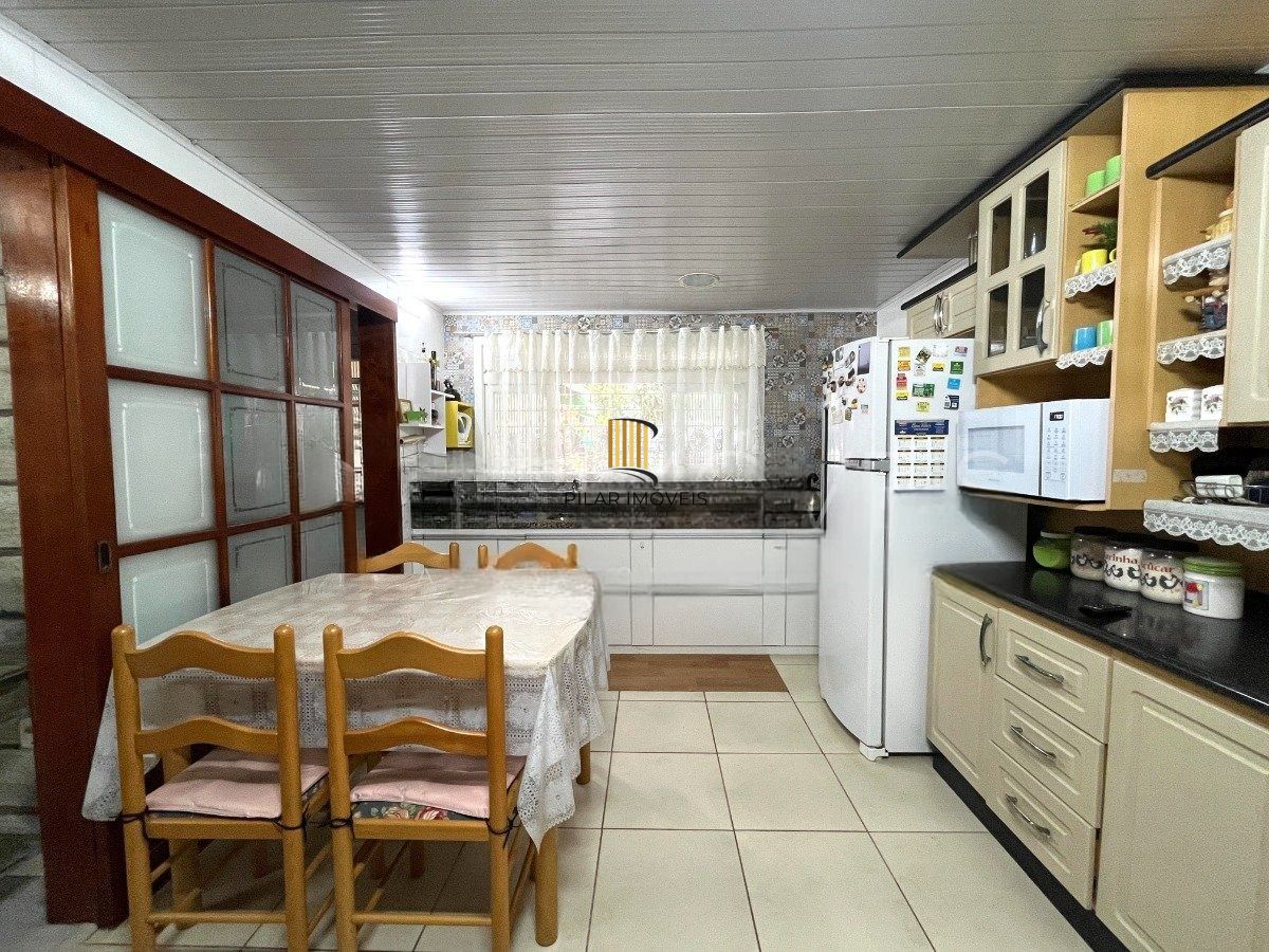 Casa com 3 dormitórios, suíte, 3 vagas de garagem.