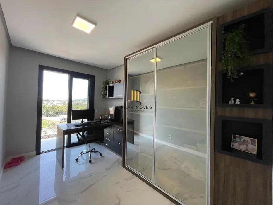 Casa em condomínio com 3 dormitórios, suíte e 2 vagas.