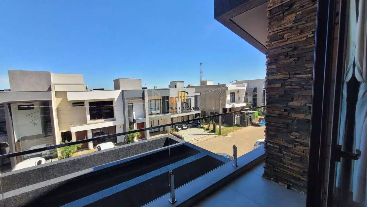 Casa em condomínio com 3 dormitórios, suíte e 2 vagas.