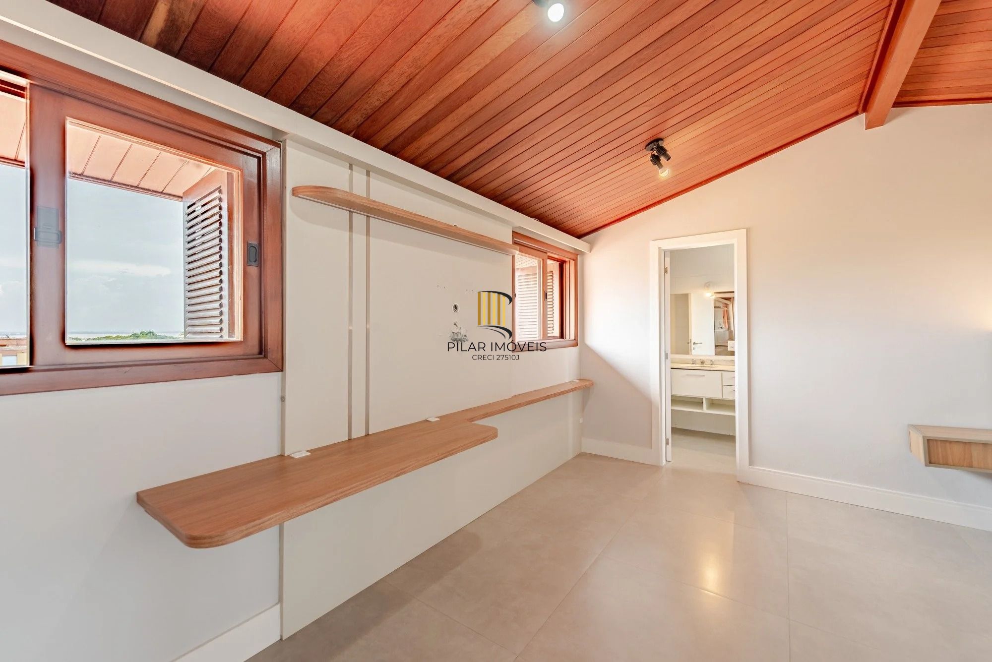 Casa em condomínio com 3 dormitórios, suíte e 3 vagas.