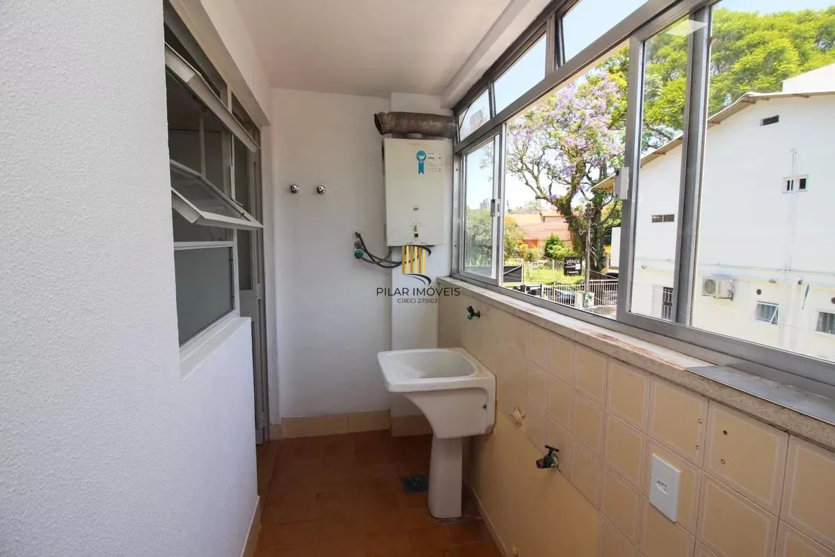 Apartamento com 2 dormitórios, banheiro auxiliar e 2 vagas cobertas.