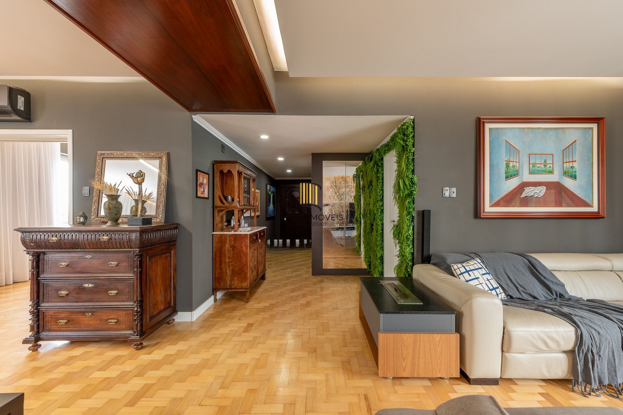 Apartamento com 295m² e 3 dormitórios, 1 suíte, 2 vagas individuais, no bairro Independência