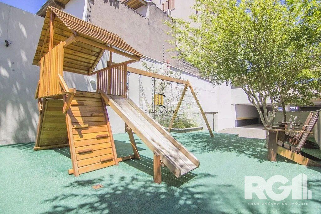Apartamento com 94m², 3 quartos, 1 suíte, 2 vagas, no bairro Cristo Redentor em Porto Alegre..