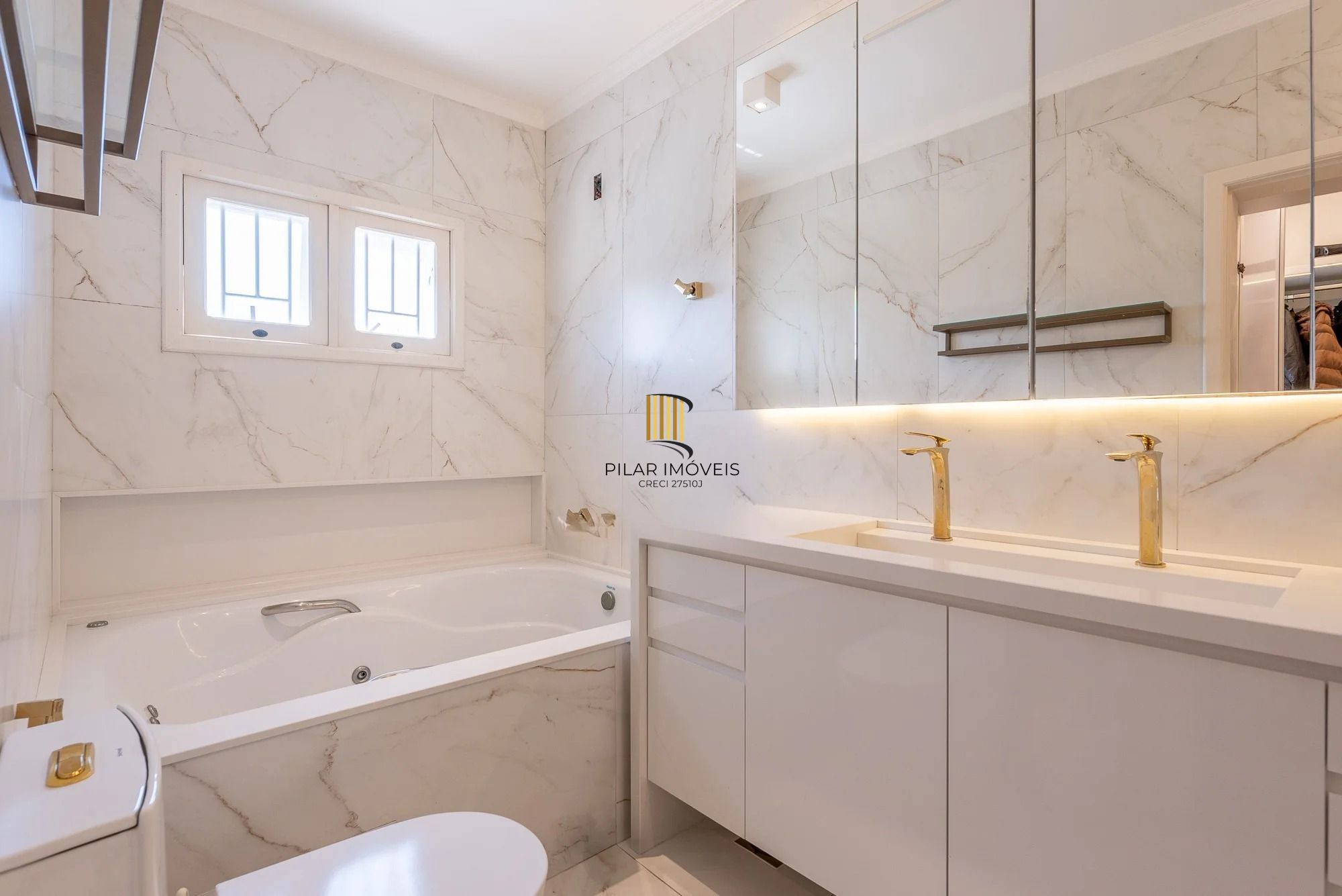 Casa alto padrão com 473m², piscina e 3 suítes no Ecoville – POA