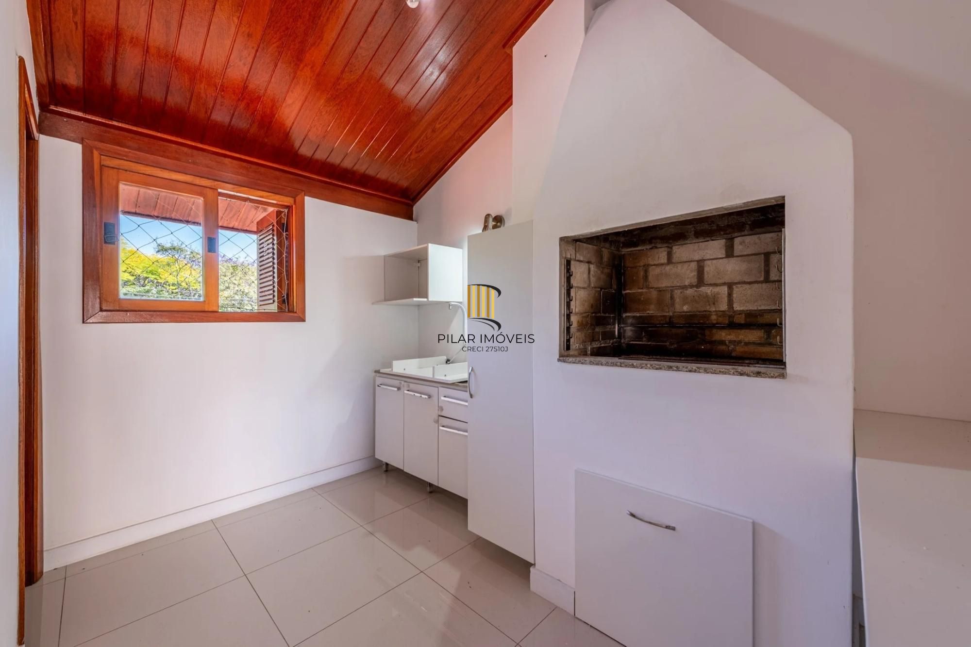 Casa em condomínio com 3 dormitórios, suíte e 2 vagas.