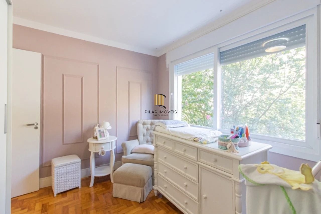 Apartamento com 3 dormitórios, 2 banheiros sociais e 2 vagas.