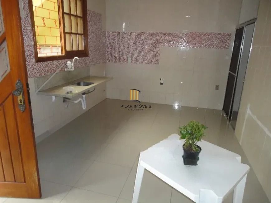 Casa com três dormitórios, suíte, piscina e 3 vagas.