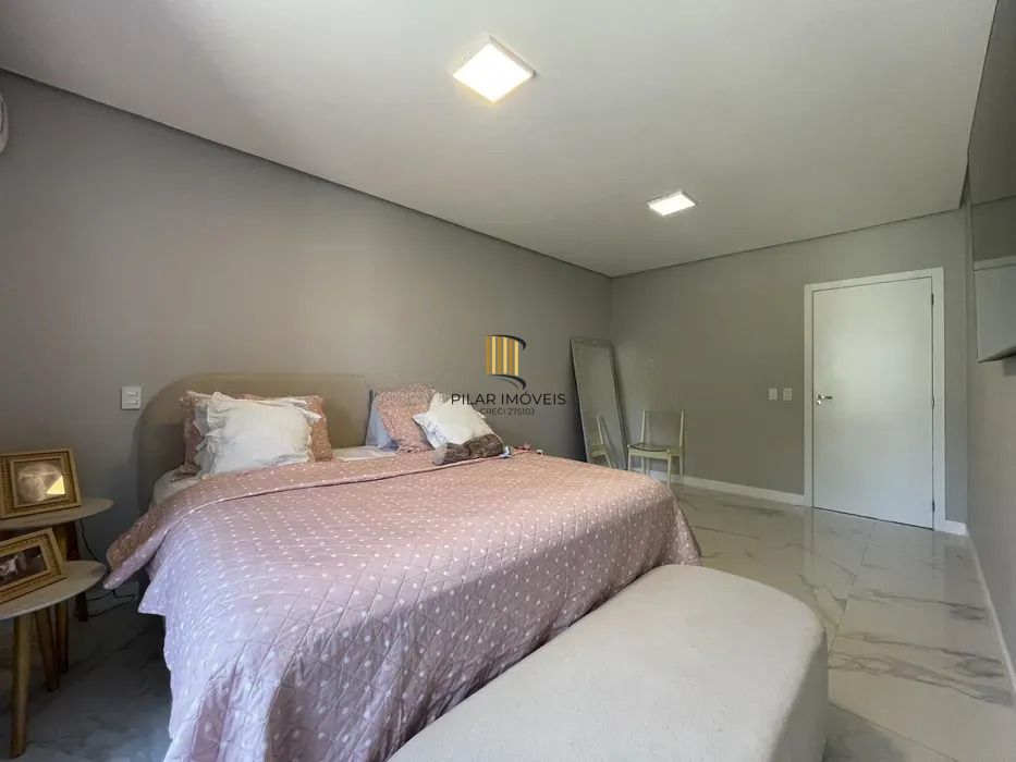 Casa em condomínio com 3 dormitórios, suíte e 2 vagas.