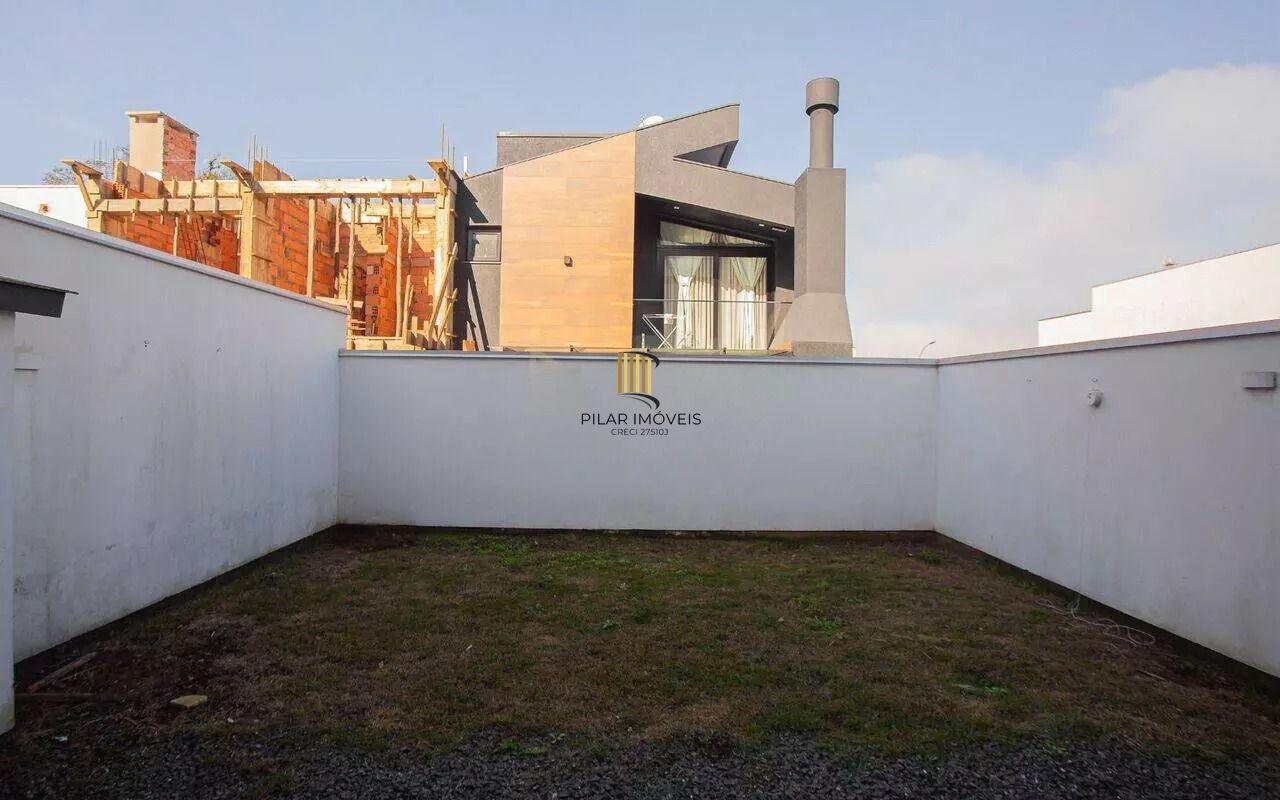 Casa em condomínio com 3 dormitórios, suíte e 2 vagas.