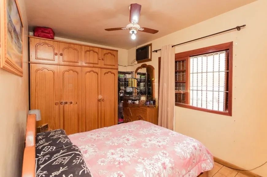Casa térrea  com 200m² privativos, 3 quartos, Rua Sylvio Sanson - Sarandi