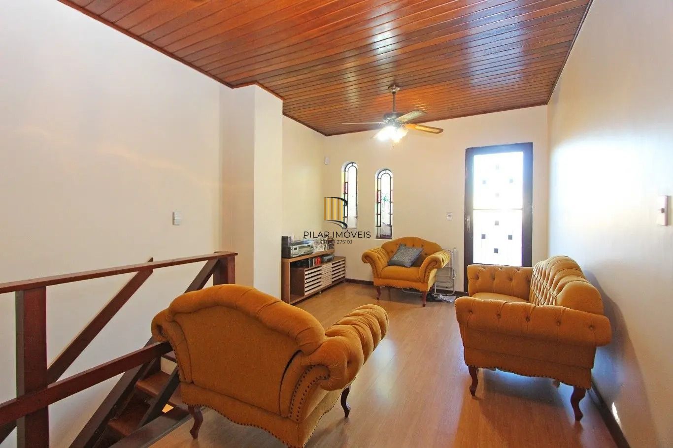 Ampla casa com 5 dormitórios e terraço no Passo da Areia