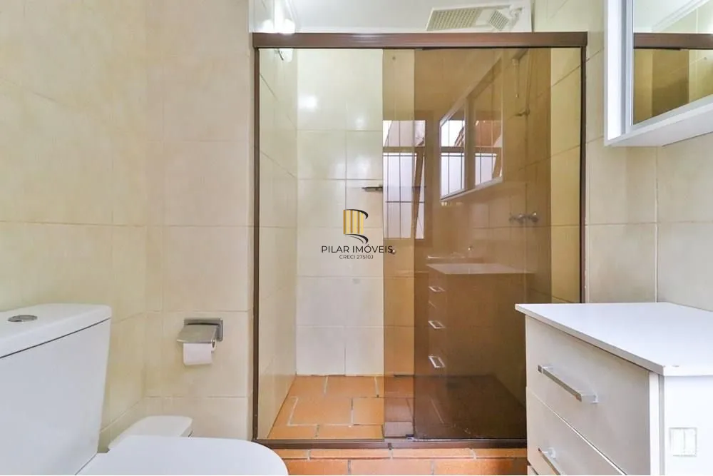 Casa térrea com 2 dormitórios, lavabo, espaço gourmet e 2 vagas.