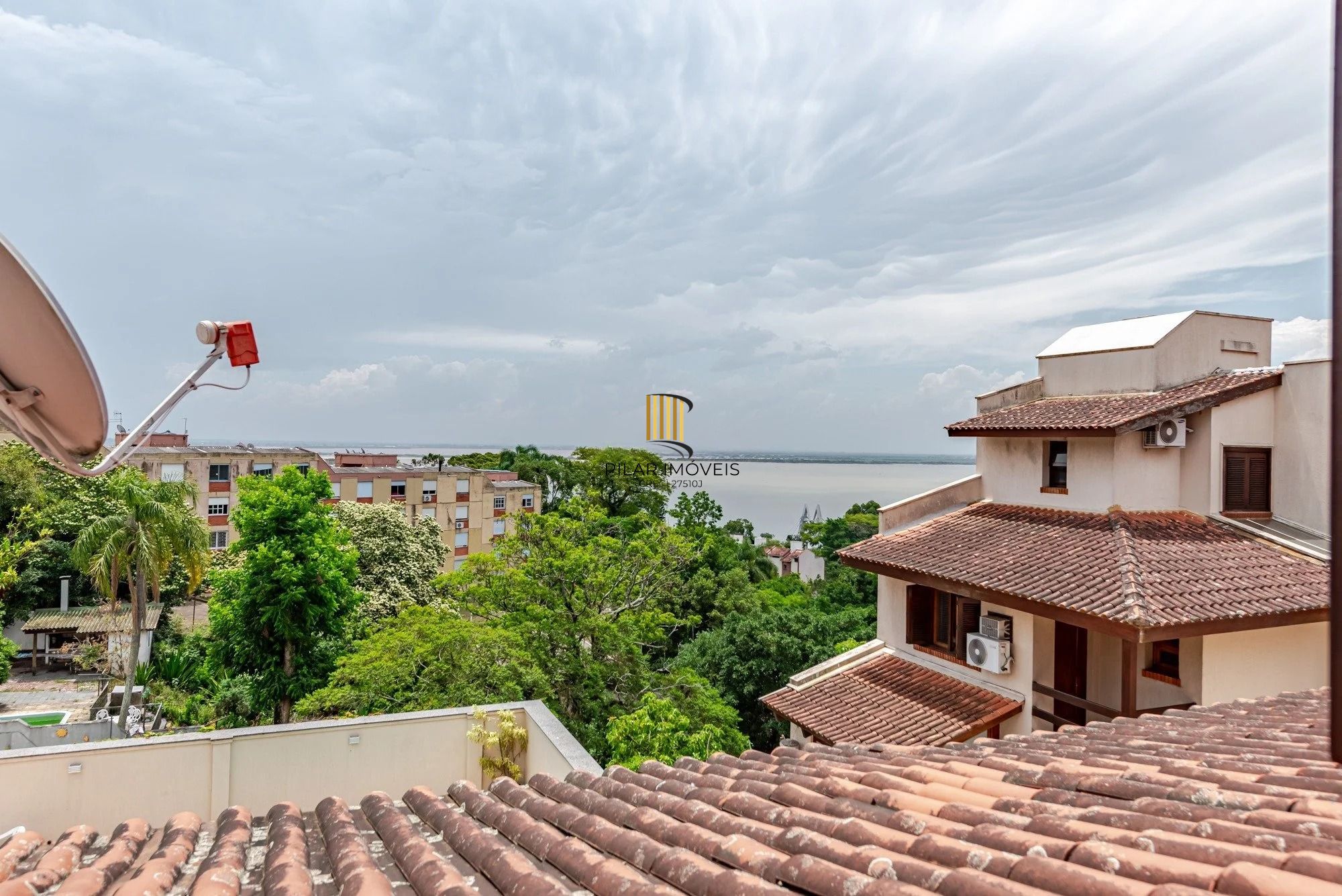 Casa em condomínio com 3 dormitórios, suíte e 3 vagas.