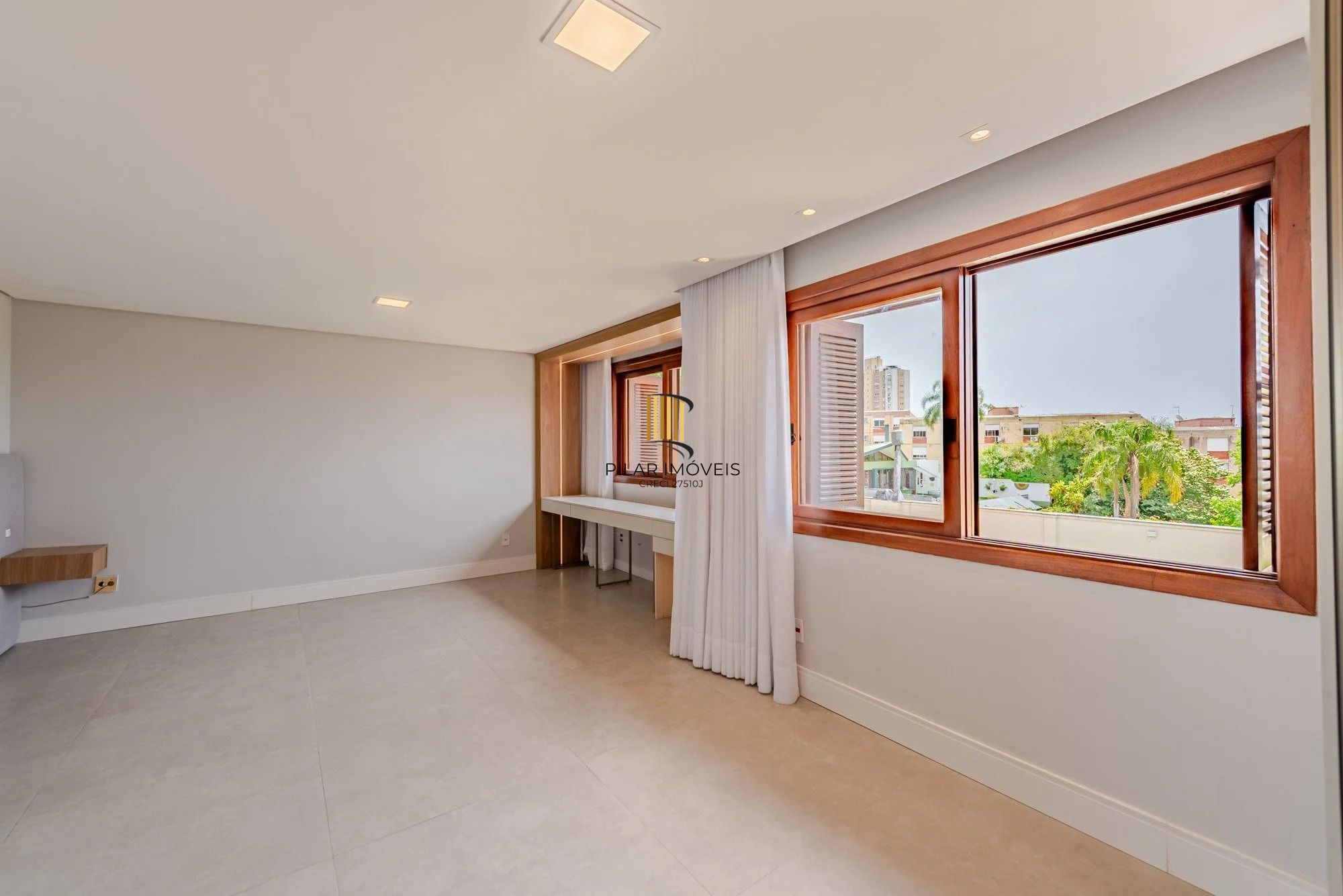 Casa em condomínio com 3 dormitórios, suíte e 3 vagas.