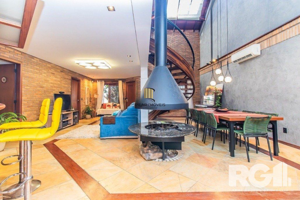 Casa espaçosa com 3 dormitórios, pátio com piscina e 4 vagas