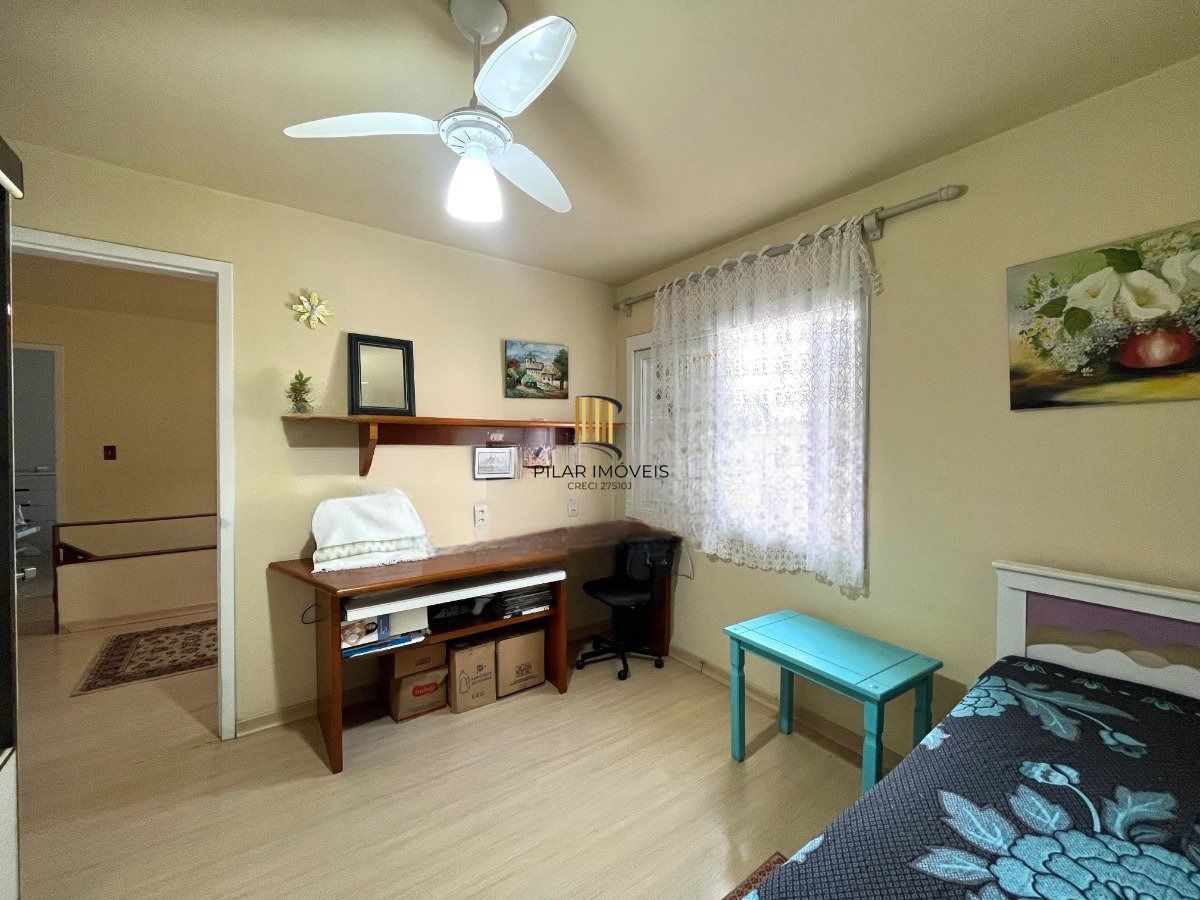 Casa com 3 dormitórios, suíte, 3 vagas de garagem.