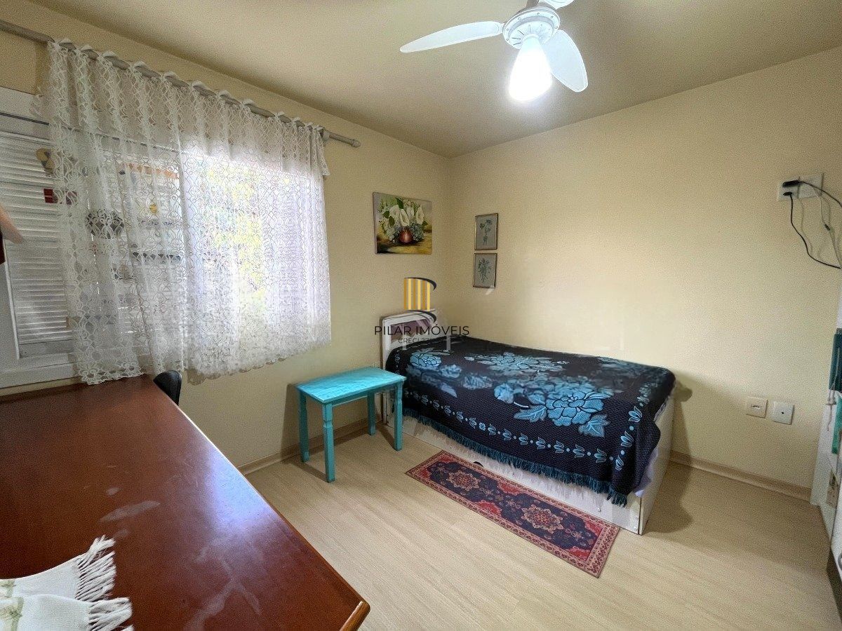 Casa com 3 dormitórios, suíte, 3 vagas de garagem.