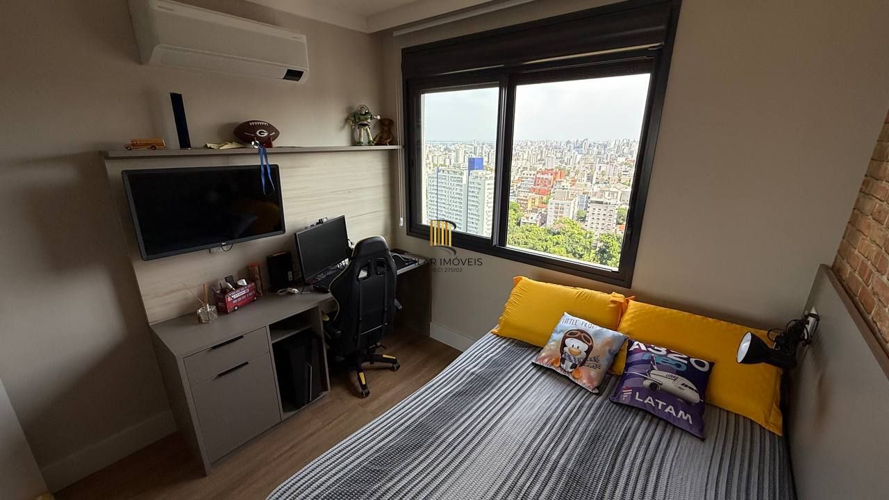 Apartamento mobiliado de 2 dormitórios com suíte e 2 vagas no Petrópolis