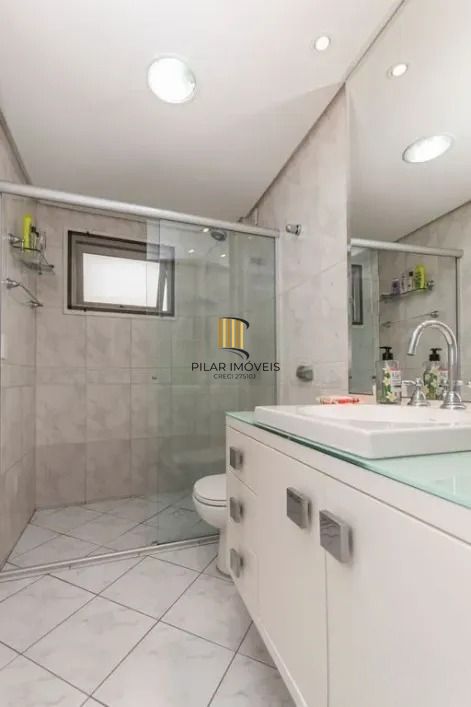 Cobertura com 3 dormitórios, suíte e 2 vagas.