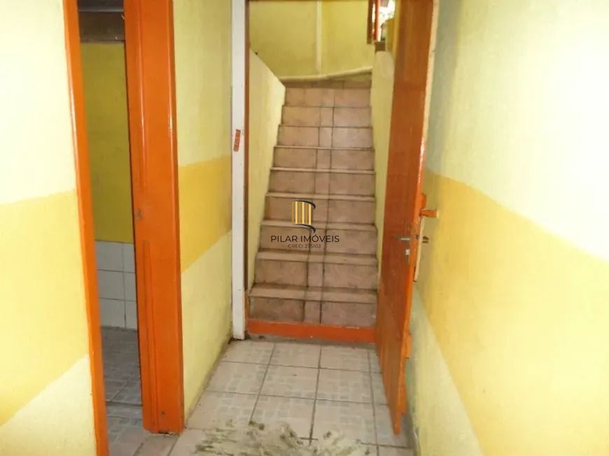 Casa com três dormitórios, suíte, piscina e 3 vagas.