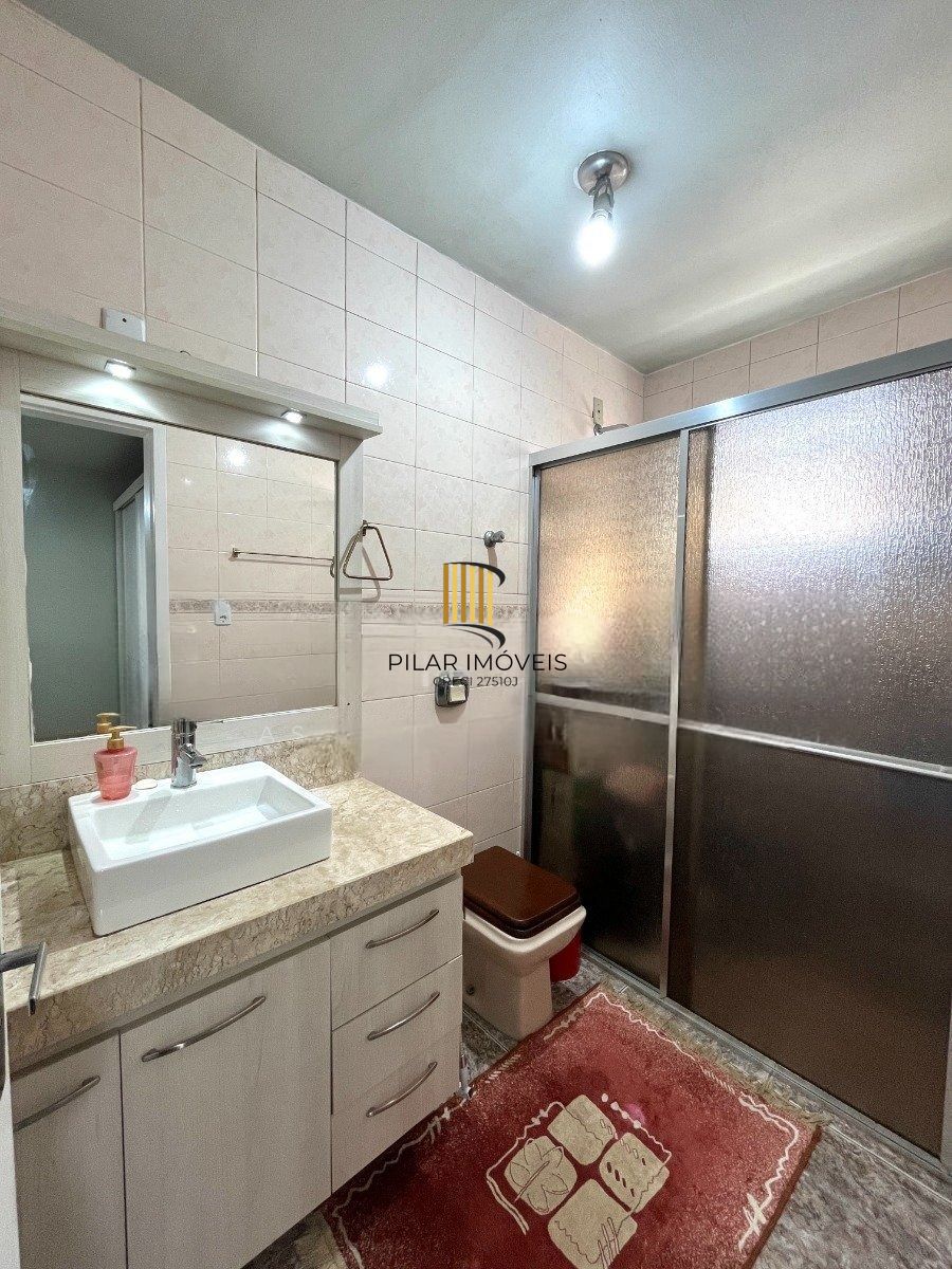 Casa com 3 dormitórios, suíte, 3 vagas de garagem.