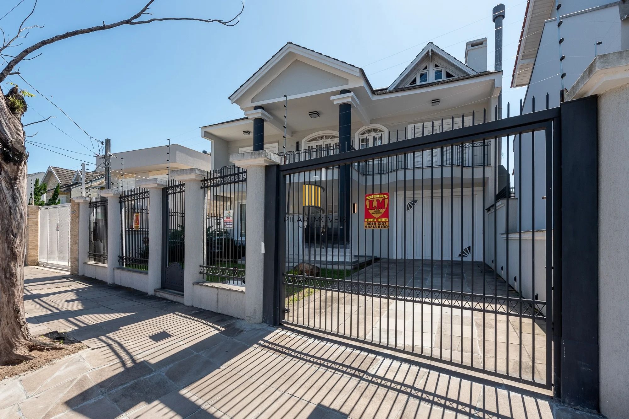 Casa alto padrão com 473m², piscina e 3 suítes no Ecoville – POA