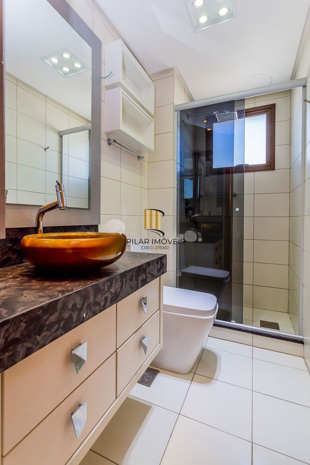 Apartamento mobiliado com lareira, suíte e sacada com vista definida