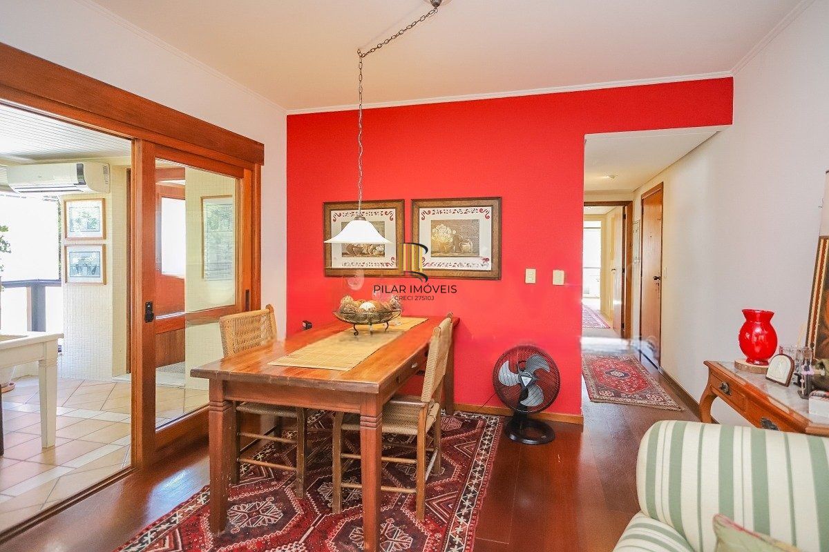 Apartamento com 3 dormitórios, suíte, 2 vagas e varanda com churrasqueira.