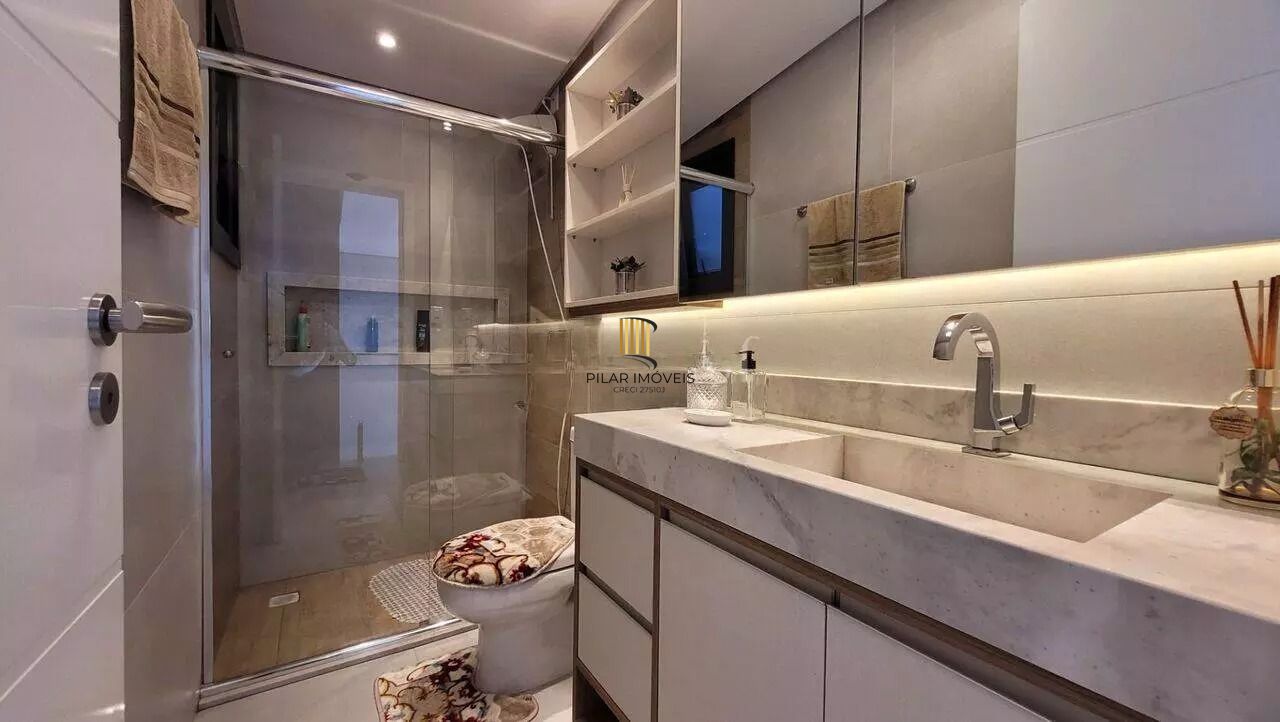 Casa em condomínio com 3 dormitórios, suíte e 2 vagas.