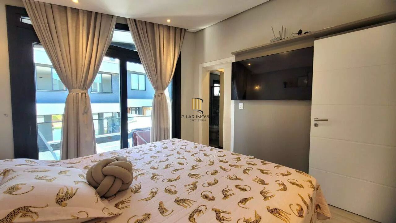 Casa em condomínio com 3 dormitórios, suíte e 2 vagas.