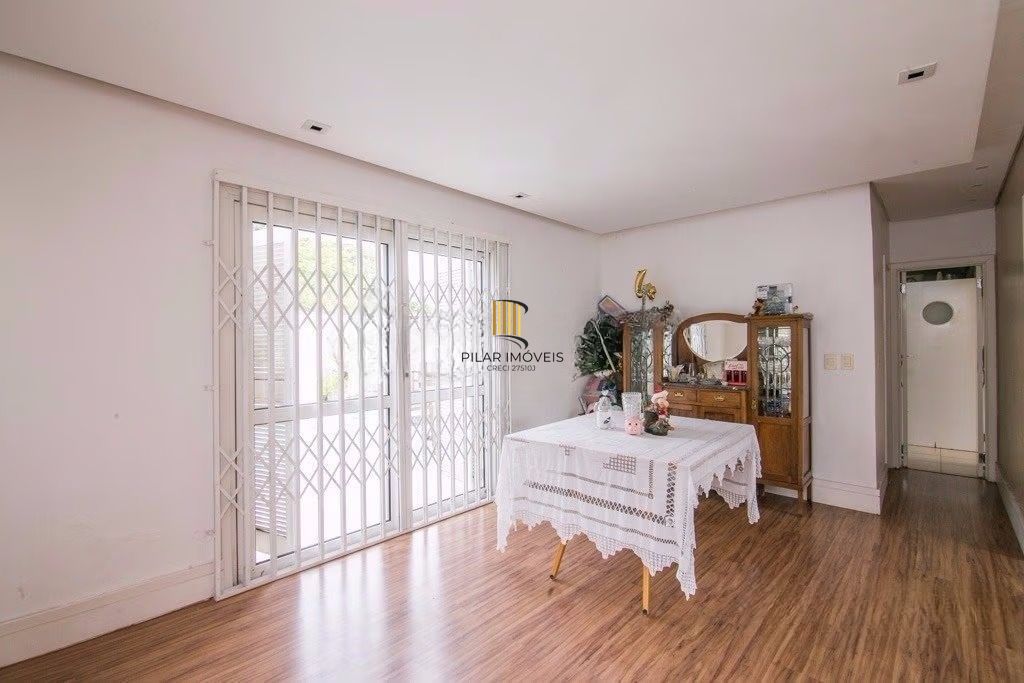 Casa de esquina com 6 dormitórios, 430m², piscina, 4 vagas