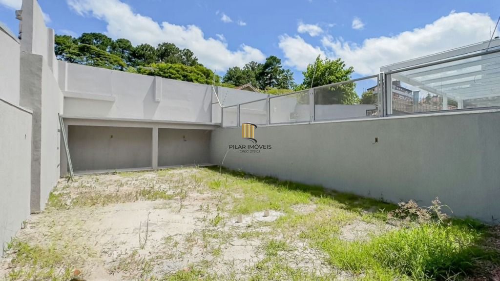 Casa térrea com 3 suítes, lavabo e 2 vagas.