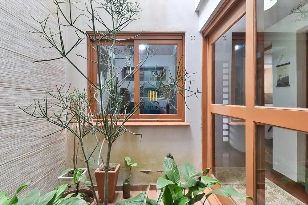 Casa térrea com 2 dormitórios, lavabo, espaço gourmet e 2 vagas.