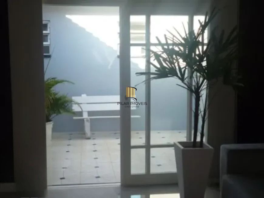 Casa térrea com 3 dormitórios, suíte e 3 vagas.