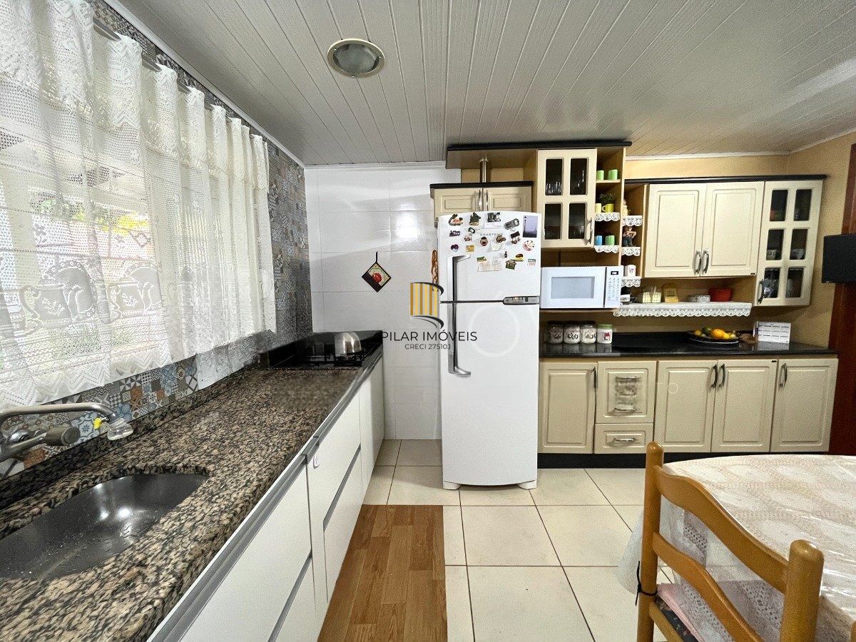 Casa com 3 dormitórios, suíte, 3 vagas de garagem.