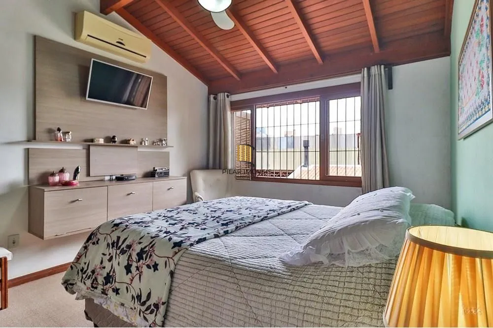 Casa térrea com 2 dormitórios, lavabo, espaço gourmet e 2 vagas.