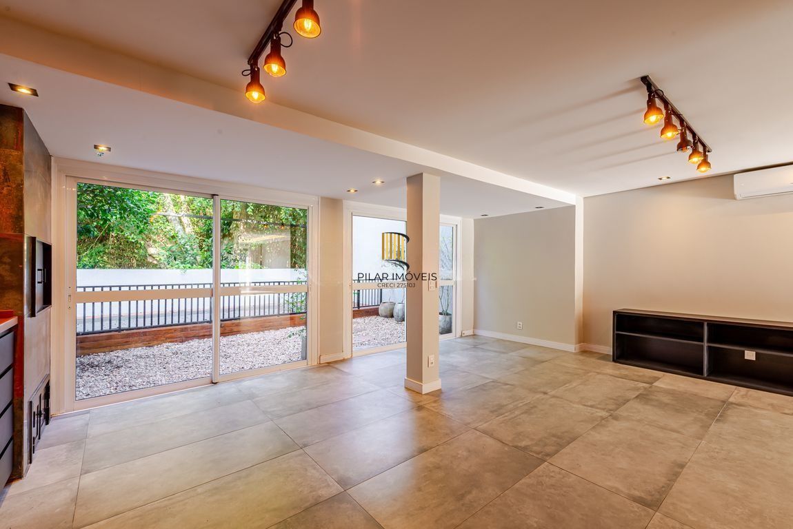 Casa em condomínio com piscina e salão privativo na Vila Nova