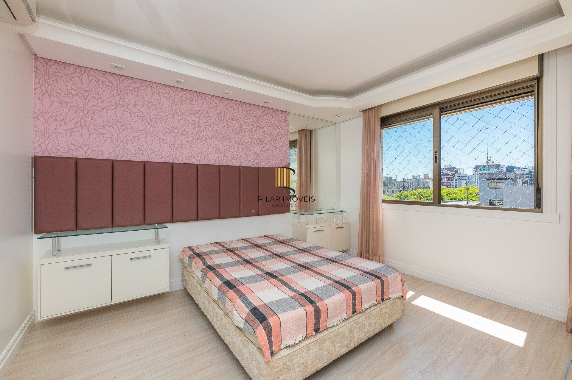 Com 169m² privativos, 03 suítes, 2 vagas na Rua Marques o Pombal- Moinhos de Vento