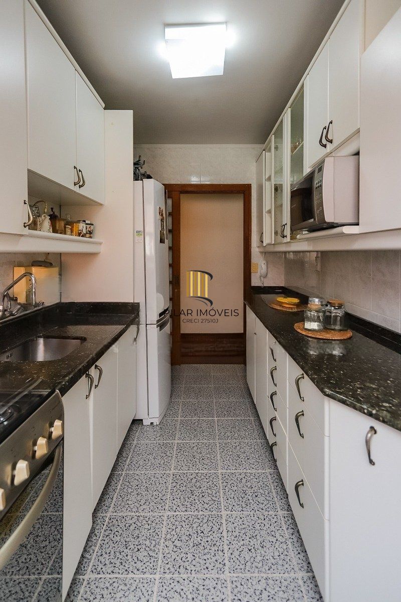 Apartamento com 3 dormitórios, suíte, 2 vagas e varanda com churrasqueira.