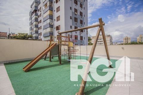 Apartamento com 3 dormitórios, 1 suíte, lavabo, 2 vagas cobertas, semimobiliado, churrasqueira e lareira.