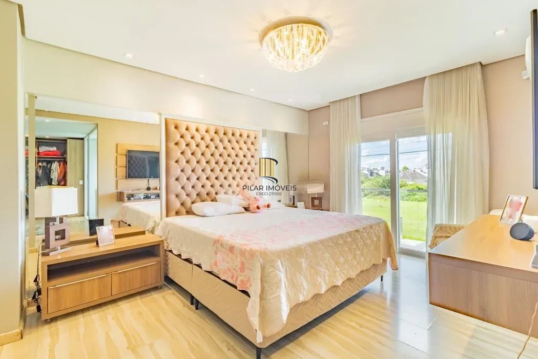 Casa térrea com 3 dormitórios, suíte e 2 vagas.