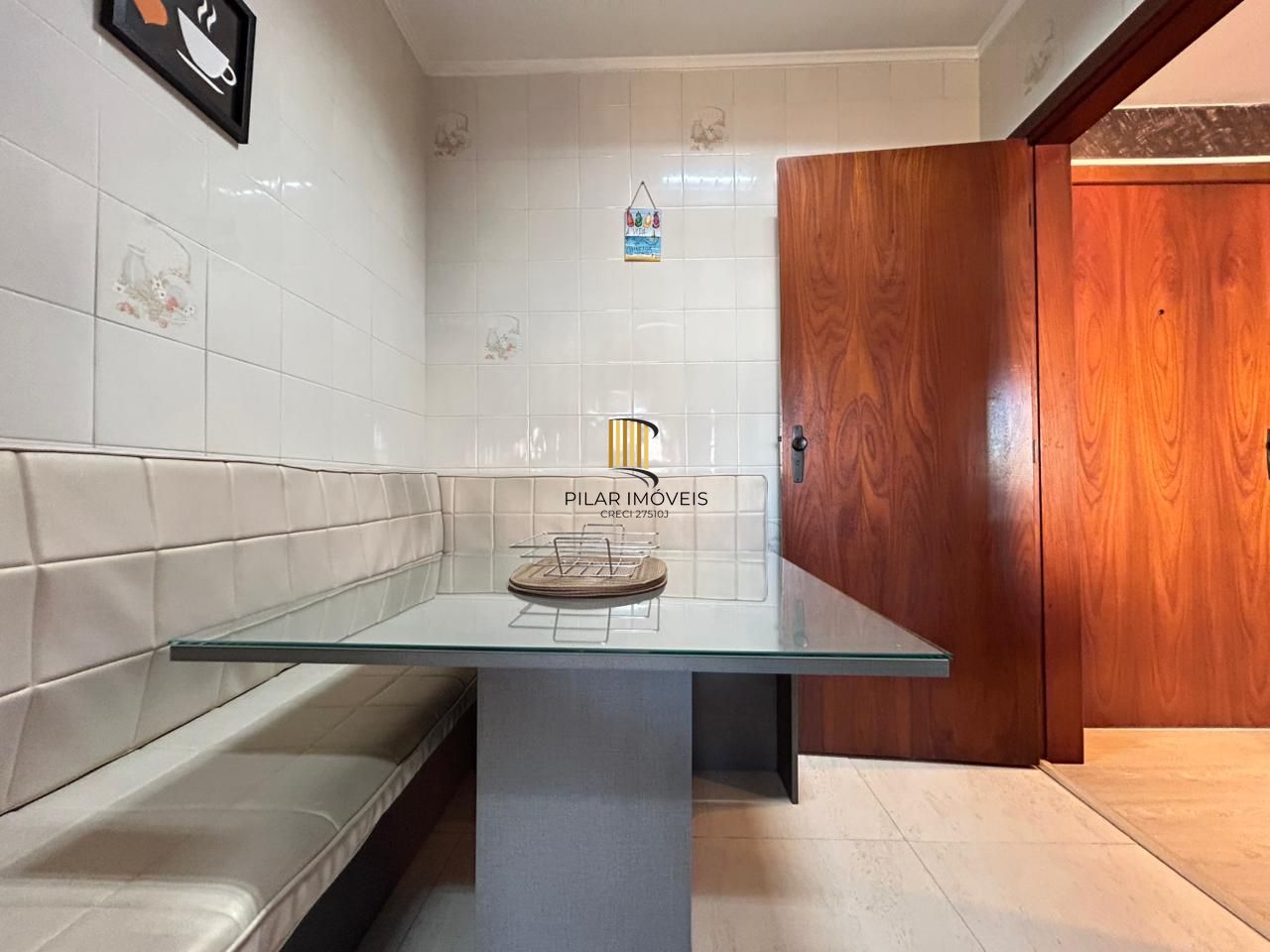 Apartamento de 2 dormitórios, suíte, sacada com churrasqueira e vaga coberta.