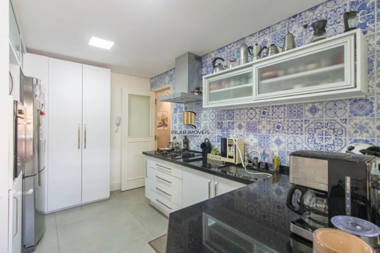 Apartamento com 3 dormitórios, 2 banheiros sociais e 2 vagas.