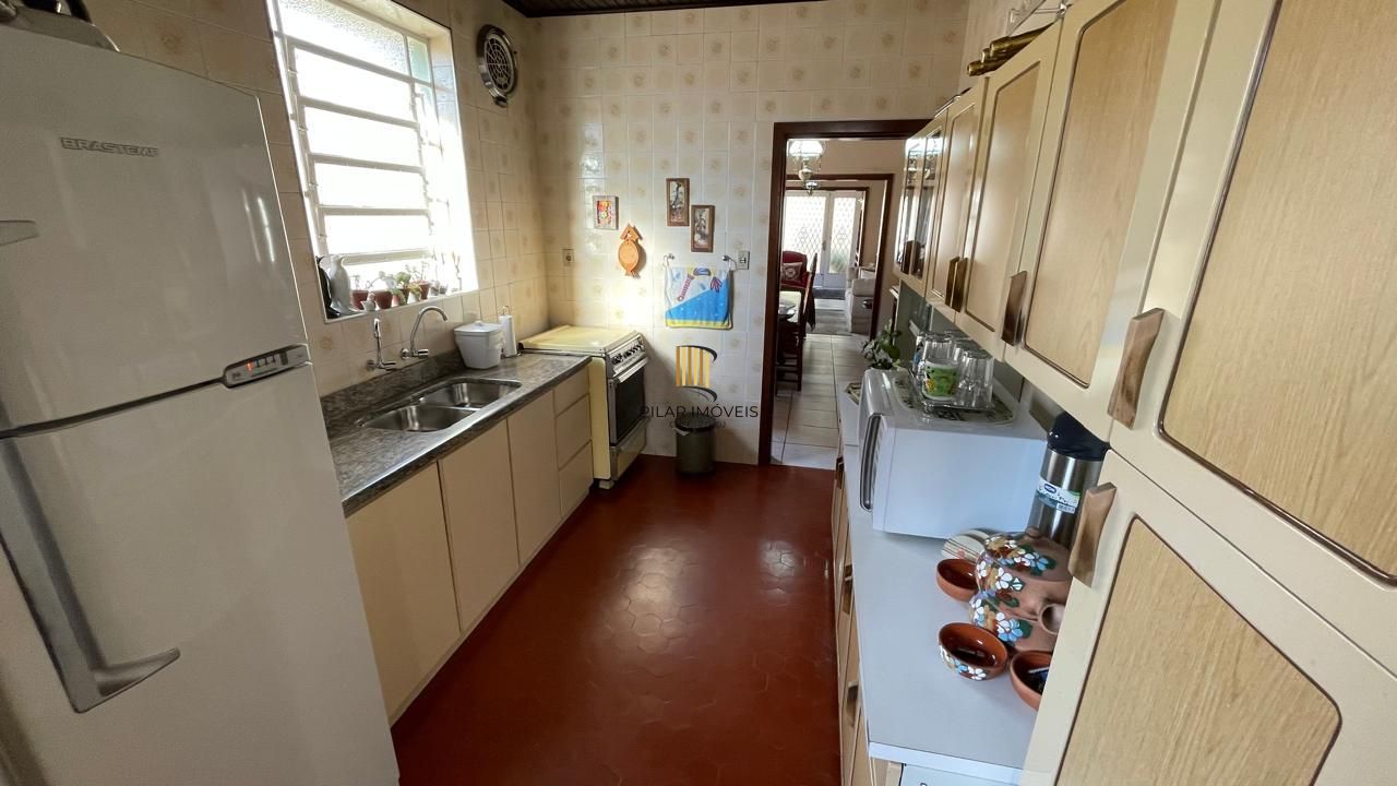 Casa com pátio com 3 dormitórios, 2 banheiros e 4 vagas.