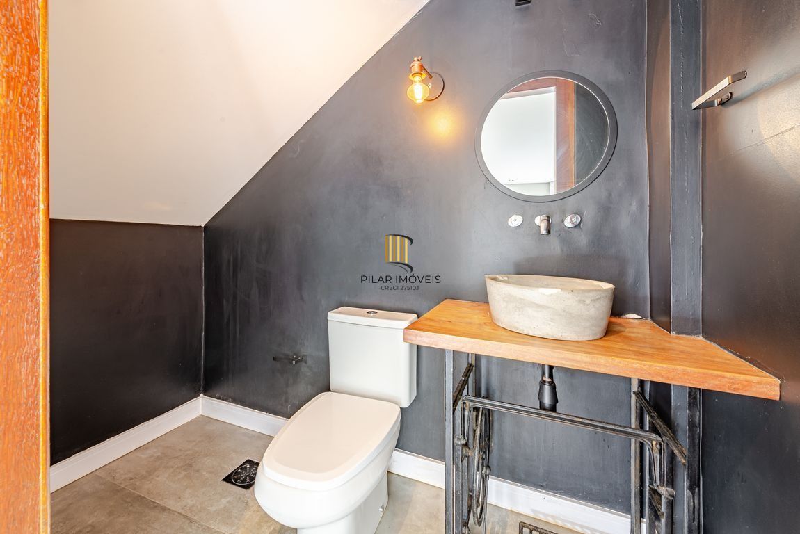 Casa em condomínio com piscina e salão privativo na Vila Nova