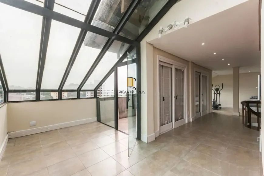 Cobertura com 3 dormitórios, suíte e 2 vagas.