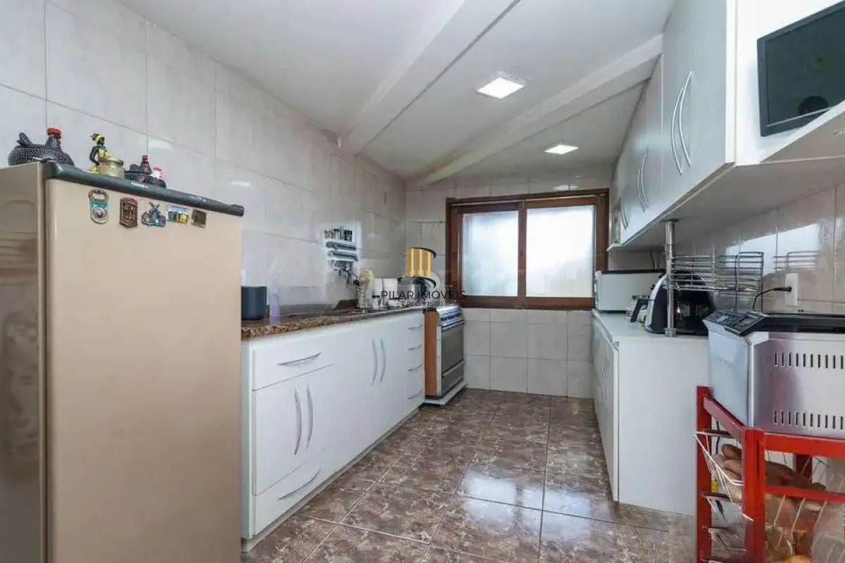 Casa térrea com 5 dormitórios, 2 suítes, 3 vagas.