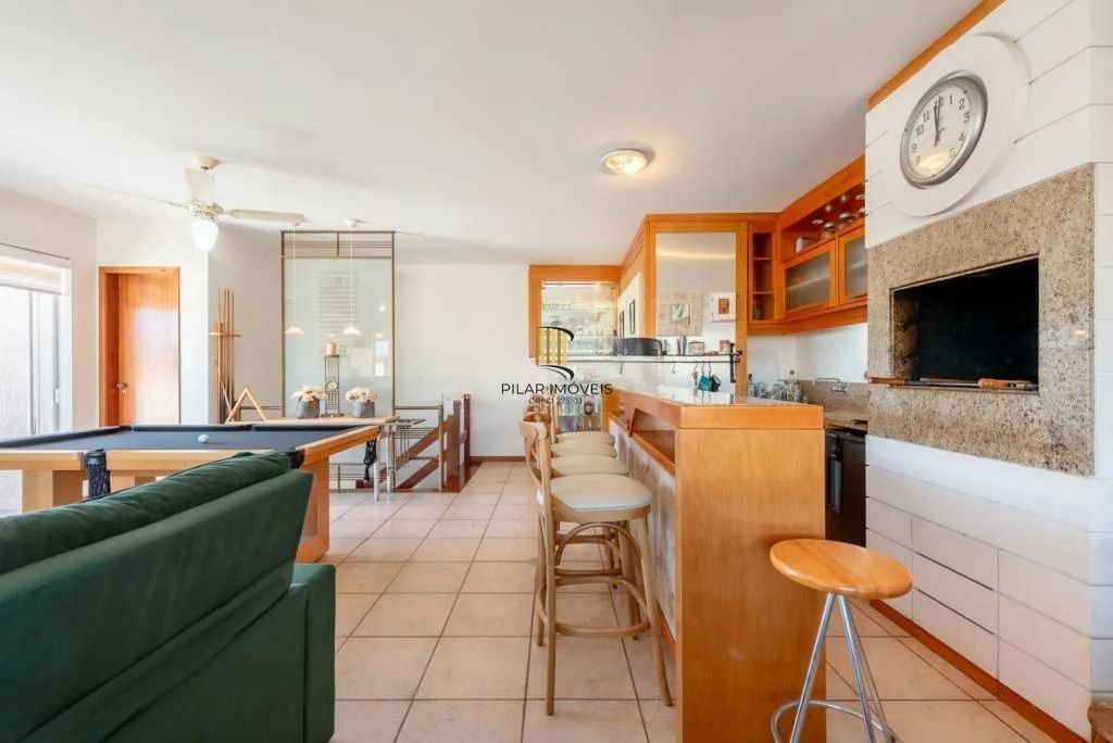 Cobertura com 3 dormitórios, suíte, piscina e churrasqueira.